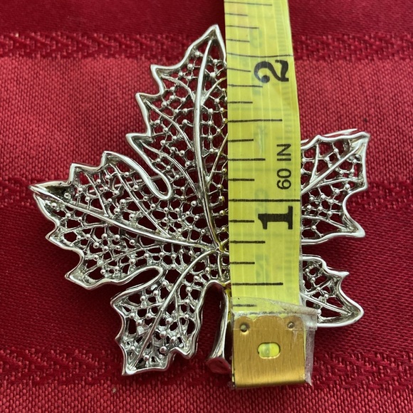 Vintage Signed Sarah Coventry SilverTone Filigree Maple Leaf Broach - Picture 4 of 5